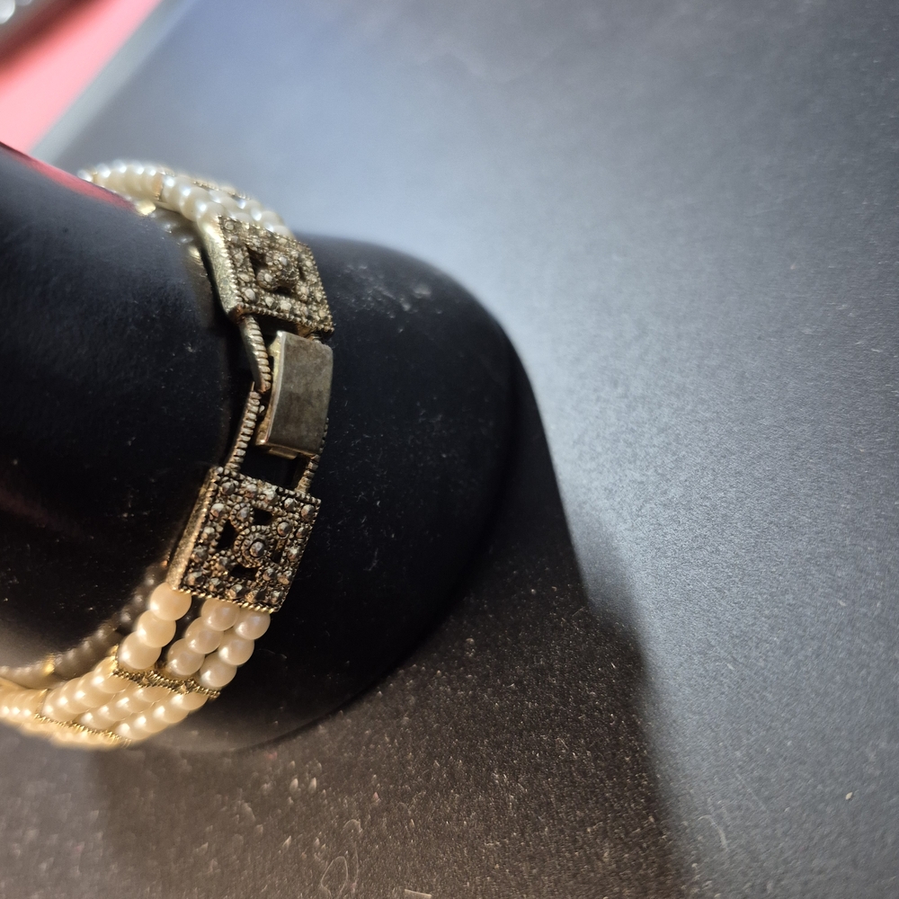 Gold and Cream Elegant Bracelet Jewelry - Picture 5 of 6